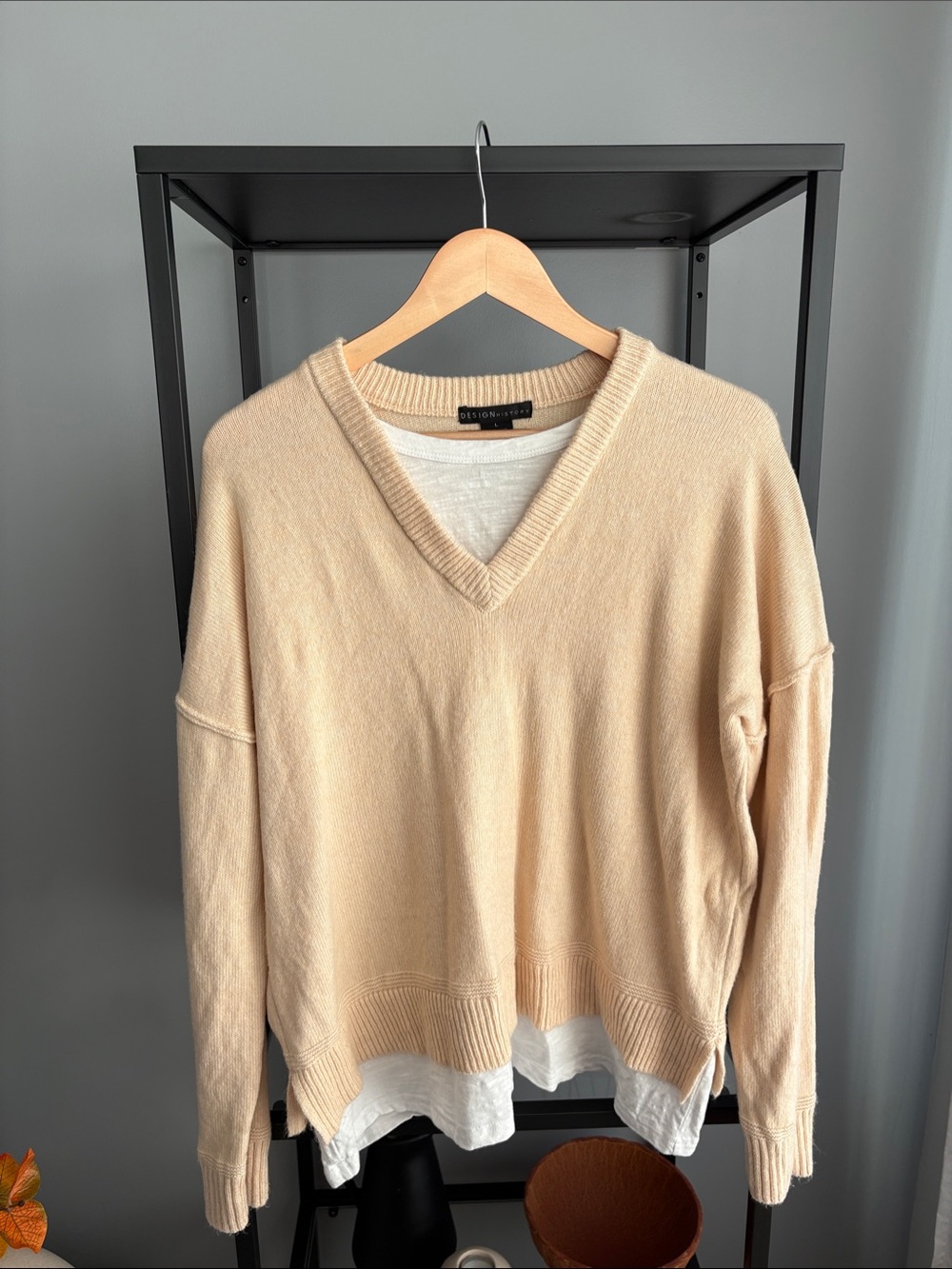 185 Design History Beige V-Neck Lightweight Sweater